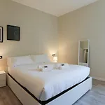 Station Spacious 2br Flat Apartman *