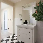 Station Spacious 2br Flat Apartman