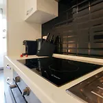Station Spacious 2br Flat Milánó