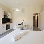 Station Spacious 2br Flat Milánó