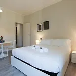 Station Spacious 2br Flat Apartman *