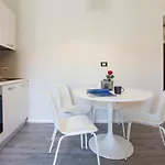 Station Spacious 2br Flat Milánó