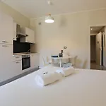 Station Spacious 2br Flat * Milánó