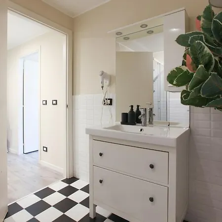 Station Spacious 2br Flat 아파트